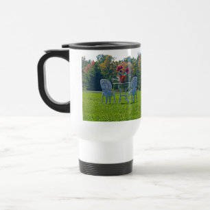 Romantische Blumenwiese des Liebesgartentisches Reisebecher