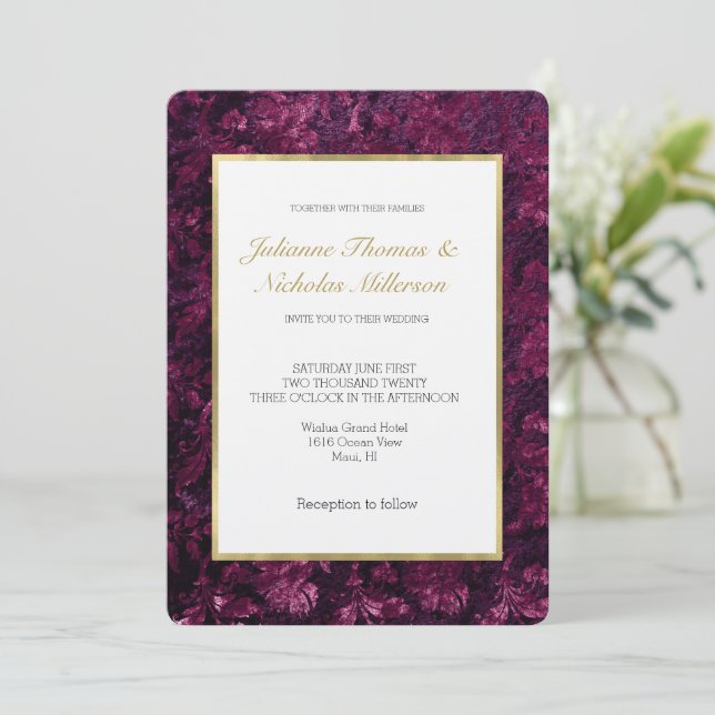 Romantische Burgundy Bloral White Gold Hochzeit Einladung (Stehend Vorderseite)