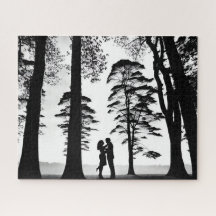 Romantische Couple Embrase in Silhouette Forest Sz