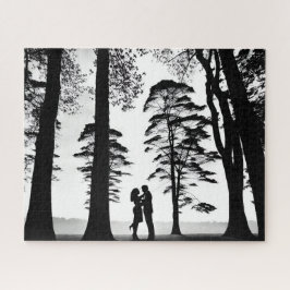 Romantische Couple Embrase in Silhouette Forest Sz