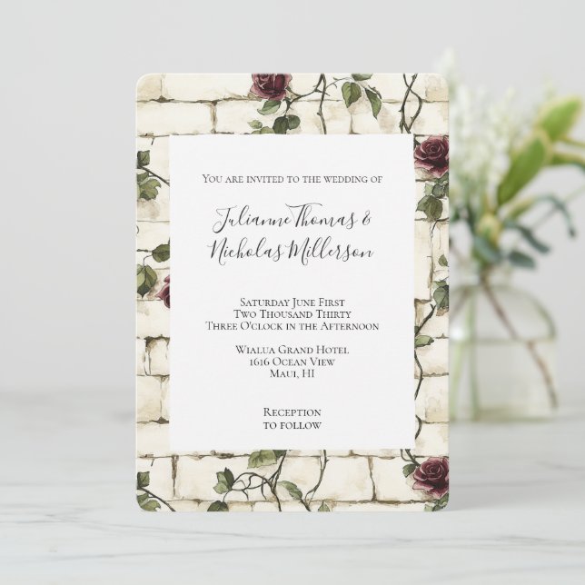 Romantische Cream Brick Wall Rote Rosen Hochzeit Einladung (Stehend Vorderseite)