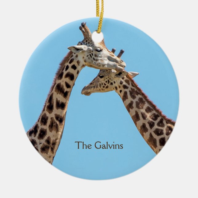 Romantische Giraffe Couple Portrait Name Keramik Ornament (Vorne)
