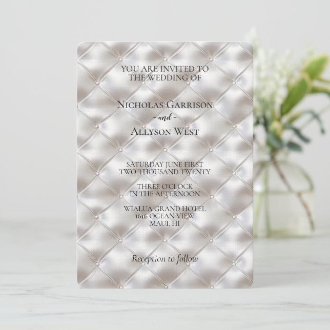 Romantische Glam White Imitats Leather Wedding Einladung (Stehend Vorderseite)