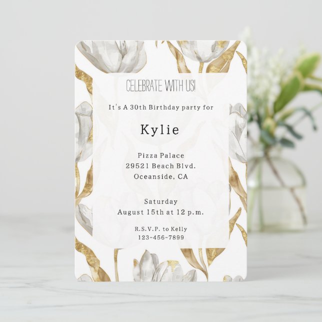 Romantische Goldene Tulissen Blumengeburt Einladung (Stehend Vorderseite)