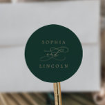 Romantische grüne Kalligrafie-Hochzeitsstipendiate Runder Aufkleber<br><div class="desc">Diese romantischen, grünen kalligraphischen Hochzeitsfeiern sind perfekt für eine Hochzeit. Das moderne klassische Design besticht durch extravagante Wirbel und skurrile Schnörkel mit herrlich eleganten, handgezeichneten Imitaten, die auf Champagner-Goldfolie-Typografie setzen. Personalisieren Sie das Etikett mit den Namen der Braut und des Bräutigams. Bitte beachten Sie: Dieses Design enthält keine echte Goldfolie....</div>