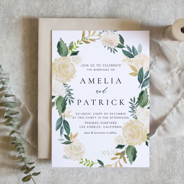 Romantische Heirat von gemuteltem Creme Einladung (Romantic wedding invitation with ivory floral wreath, greenery, and faux gold foil accents.)