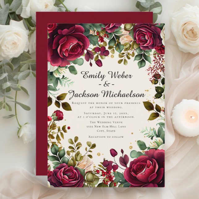 Romantische Hochzeit Burgund Floral Luxury Einladung (Elegant red burgundy roses and greenery wedding invitation)