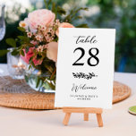 Romantische Hochzeit Tischnummer<br><div class="desc">Elegante Hochzeitskarte mit einer Kombination aus klassischem Hochzeitsskript und eleganter Serife, einem grünen Zweig und schwarzen Schriftart auf weißem Hintergrund.</div>
