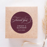 Romantische Kalligrafie Burgundy Wedding Vielen Da Runder Aufkleber<br><div class="desc">Diese bordeauxrot und weiß bedanken sich für den Hochzeitsaufkleber mit eleganten und romantischen Wirblen Kalligrafiezeichen mit Ihren Namen und Datum. Für eine weiter gehende Anpassung dieses Designs klicken Sie bitte auf den BUTTON BLAU DESIGN TOOL oben!</div>