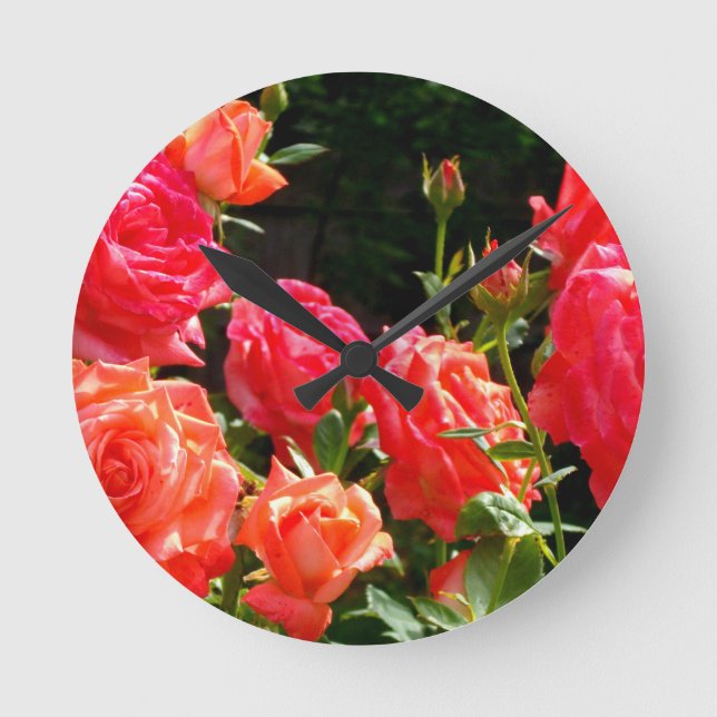 Romantische Korallen-Rose Runde Wanduhr (Vorderseite)