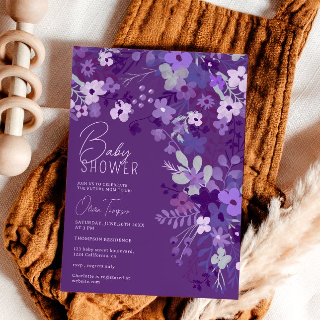 Romantische Lavendel-Wild-Blume Federbaby Dusche Einladung (Romantic lavender wild flowers spring baby shower invitation on purple)