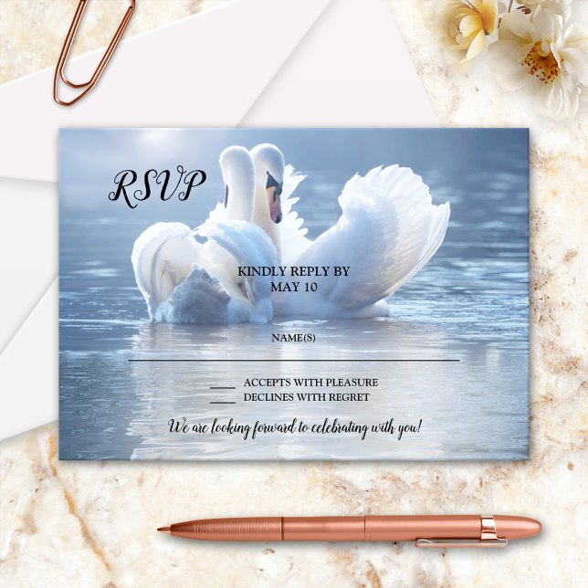 Romantische Liebe Lake Swan Wedding RSVP Card Einladung (Romantic wedding RSVP card featuring two swans in love on a sunlit lake)