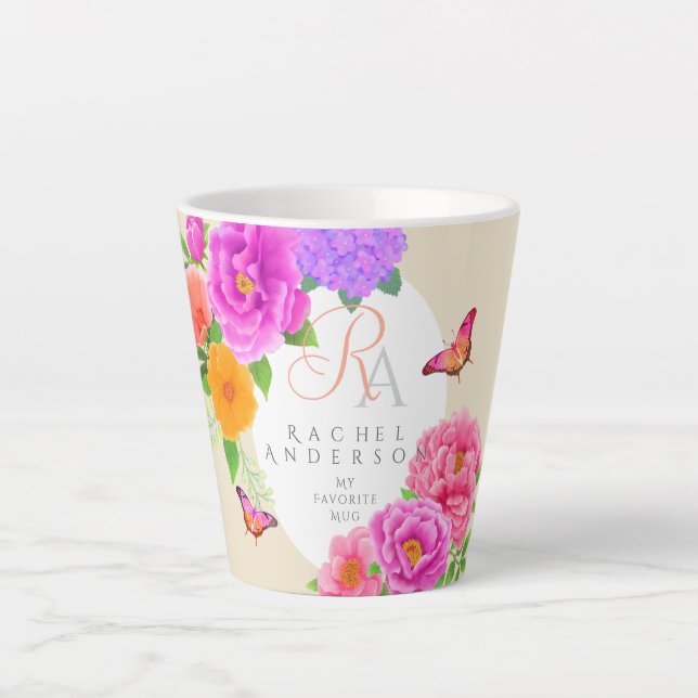 Romantische Monogram Peonies Garden Beige Milchtasse (Vorderseite)