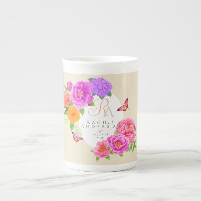 Romantische Monogram Peonies Garden Beige Prozellantasse (Vorderseite)