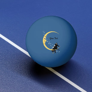 Romantische Paare, die auf verärgertem Tischtennisball