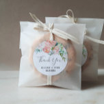 Romantische Peony-Blume Vielen Dank Gastgeschenk H Runder Aufkleber<br><div class="desc">Diese romantischen Blume bedanken sich bei den Gastgeschenk Hochzeiten-Aufklebern und sind perfekt für eine Hochzeit. Die Blume sind in Rosa, Rosa, Pfirsich und Weiß gehalten, die Farbe des Wassers ist blau. Personalisieren Sie die Aufkleber mit Ihren Namen, dem Ereignis (falls zutreffend) und dem Datum. Diese Aufkleber können für Hochzeitsempfang, Brautparty...</div>