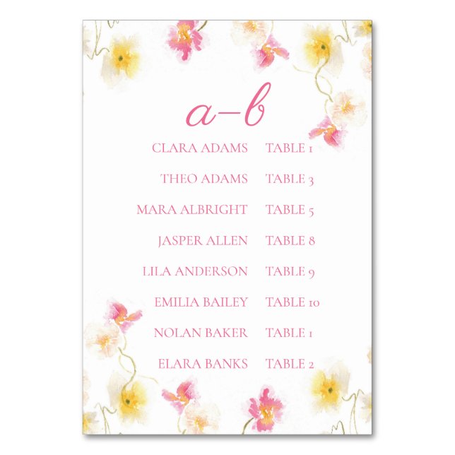 Romantische rosa Blumenalphabet-Sitzordnungskarte Tischnummer (Vorderseite)