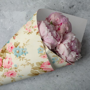 Romantische rosa englische Rosen auf hellgelb Seidenpapier
