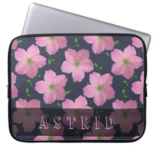 Romantische rosa Pelargonie-Blumen auf irgendeiner Laptopschutzhülle