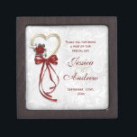 Romantische Rose, Goldenes Herz und Rotes Band Kiste<br><div class="desc">Schöne, elegante und romantische Gastgeschenke Hochzeiten für Ihren besonderen Tag. Mit einem atemberaubenden, bedruckten Bild eines goldenen Herzens, das mit einer hübsch romantischen rote Rose verziert ist, und einem Wirbel von schönen roten Bändern auf einem glamourösen, weißen Damast-Hintergrund. Das sind schicke, klassische, originelle, einzigartige, romantische Glamour-Favoriten. Diese sind wunderschöne Glitz-...</div>