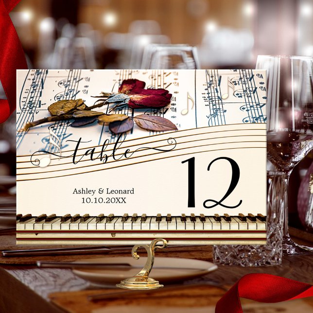 Romantische Rose Music Wedding Tischnummer Card (Wedding table number card featuring a romantic rose on a music sheet with a keyboard design)