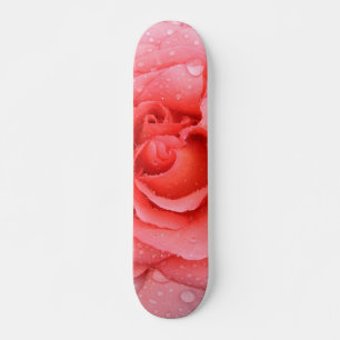 Romantische rote rosa Rosen-Wassertropfen Skateboard