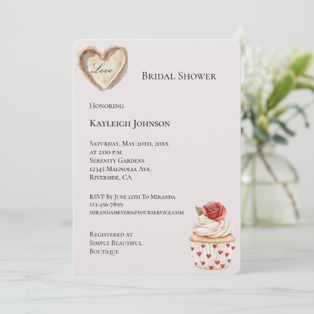 Romantische Rote Rose Herz Cupcake Brautparty Einladung (Stehend Vorderseite)