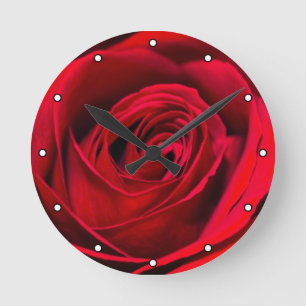 Romantische Rote Rose in voller Blüte mit Dots Runde Wanduhr