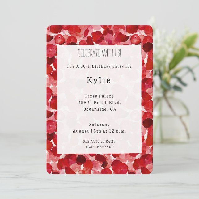 Romantische Rote Rose Petals Floral Geburtstag Einladung (Stehend Vorderseite)