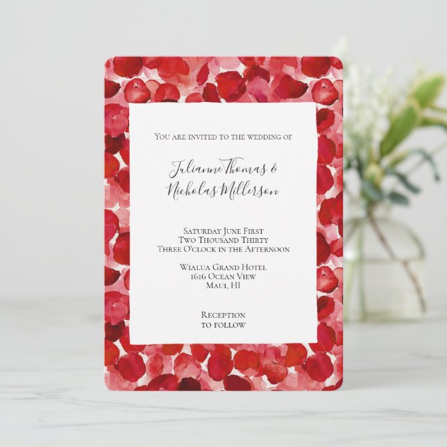 Romantische Rote Rose Petals Floral Wedding Einladung (Stehend Vorderseite)