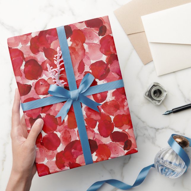 Romantische Rote Rose Petals florales Brautparty Geschenkpapier (Schenken)