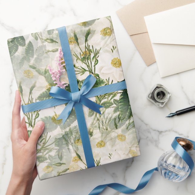 Romantische sanfte weiße Blume und grüne Blätter Geschenkpapier (Schenken)