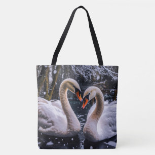 Romantische Schwäne im Winterwunderland Tasche