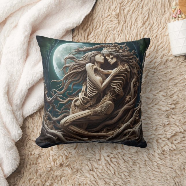 Romantische Skelette unter Vollmond Kissen (Decke)