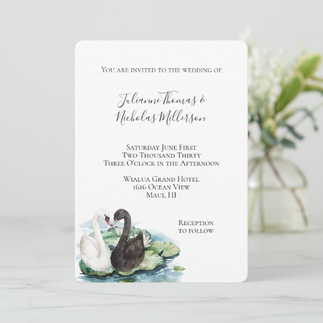 Romantische Swans Lake Water Lilies Hochzeit Einladung (Stehend Vorderseite)