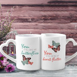 Romantische Typografie und Schmetterlinge - Indivi Liebestassen<br><div class="desc">Personalisieren Sie dieses romantische Tasse Set mit Ihren Namen, Veranstaltung (dh, Seelen seit, verheiratet, etabliert) und das Datum oder Jahr. Das Design beinhaltet hübsche Schmetterlinge und Schriftzypografie auf einer Seite jeder Tasse, auf der anderen Seite den eigenen Text. Die romantischen Liebesbriefe lauten "Du gibst mir noch Schmetterlinge" und "Du machst...</div>