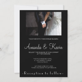 Romantische und elegante Wedding Couple Holding Ha Einladung