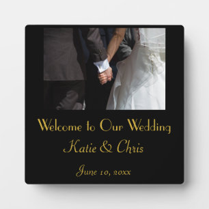 Romantische und elegante Wedding Couple Holding Ha Fotoplatte