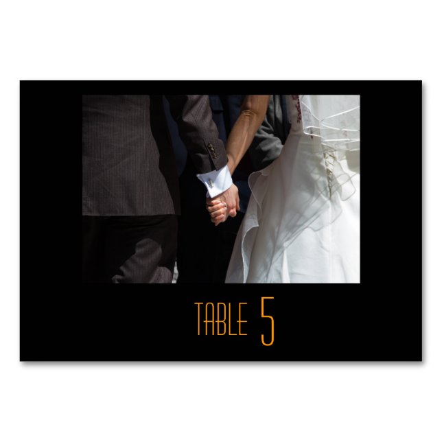 Romantische und elegante Wedding Couple Holding Ha Tischnummer (Vorderseite)