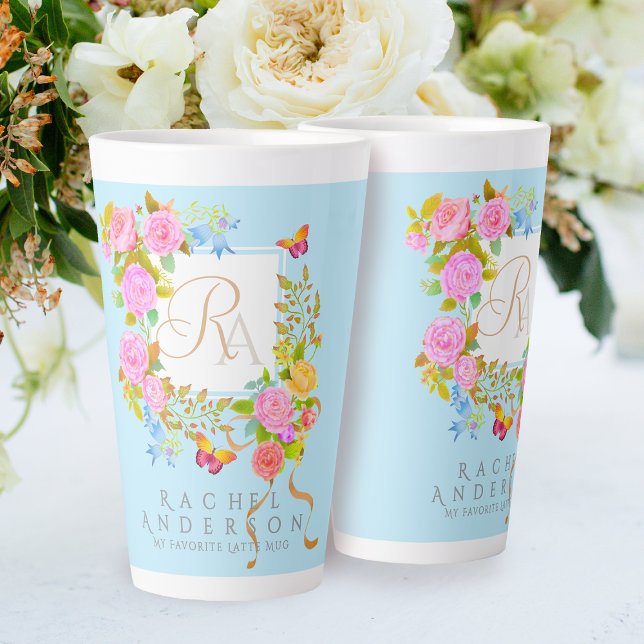 Romantischer blühender Garten Monogramm Blau Latte Milchtasse (Elegant romantic flowers monogram design.)