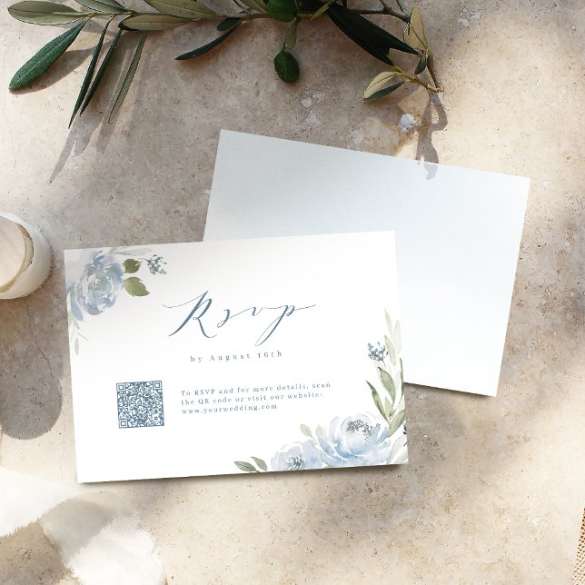 Romantischer Garten dusty Blue Blues Hochzeit QR-C RSVP Karte (Romantic garden dusty blue floral wedding QR code RSVP Card)