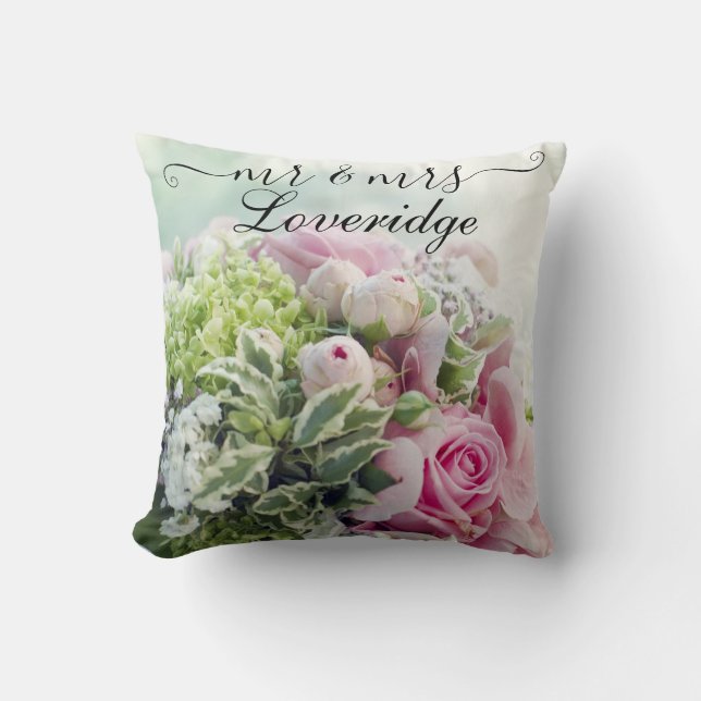 Romantischer Herr & Mrs. Pink Rose Floral Wedding Kissen (Vorderseite)