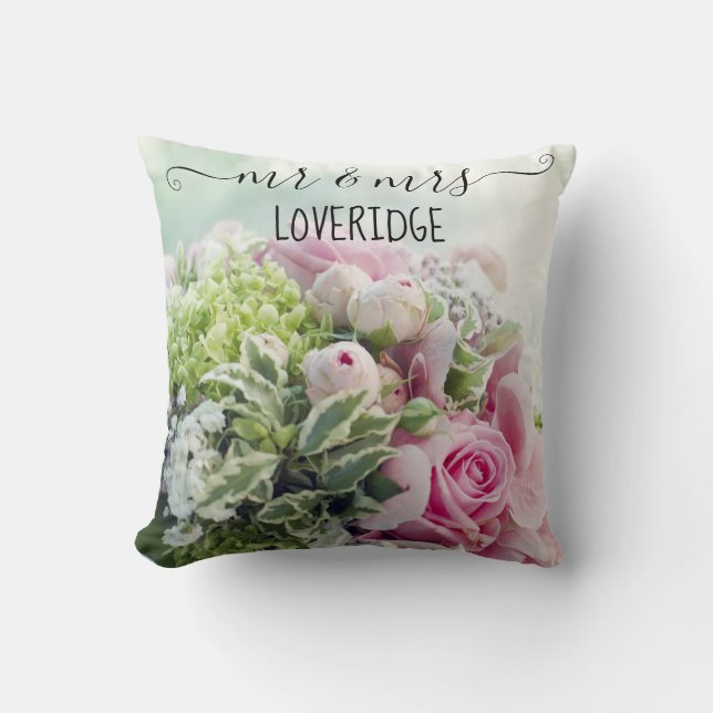 Romantischer Herr & Mrs. Pink Rose Floral Wedding Kissen (Vorderseite)