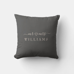 Romantischer Herr und Frau Pillow mit Namen und ei Kissen