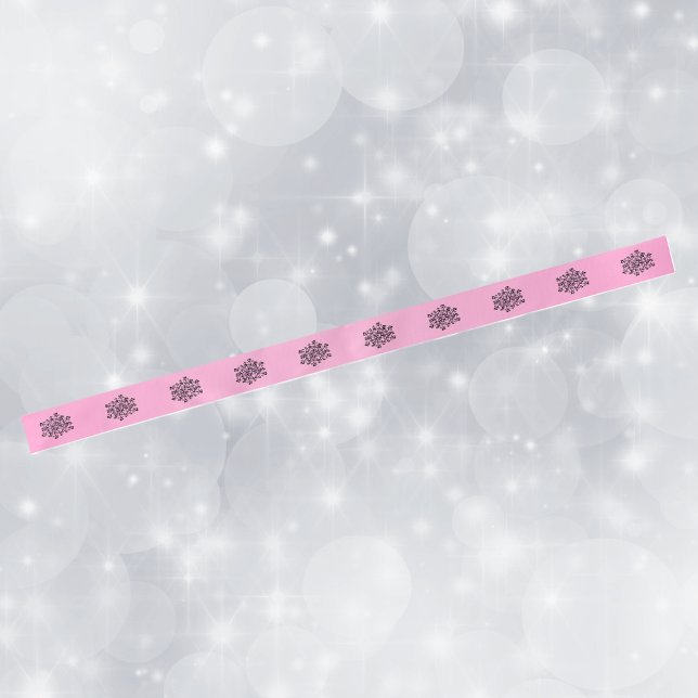 Romantischer Rosa Scroll Herzstück Satinband (Round cluster pink hearts on black abstract branches on bright pink roll craft or gift wrap ribbon.)