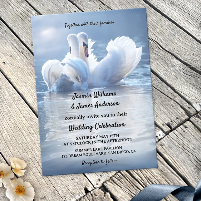 Romantischer Schwanensee Hochzeit Einladung (Romantic wedding invitation featuring two swans in love on a sunlit lake or pond)