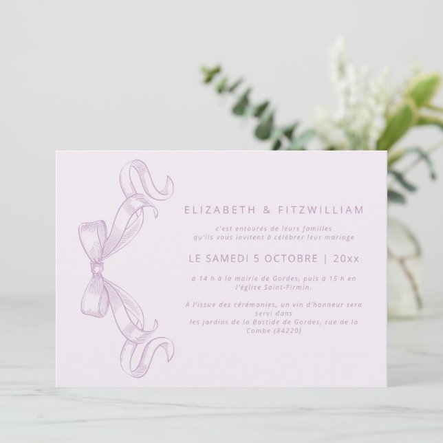 Romantischer Sketched Bow | Lilac French Wedding Einladung (Stehend Vorderseite)