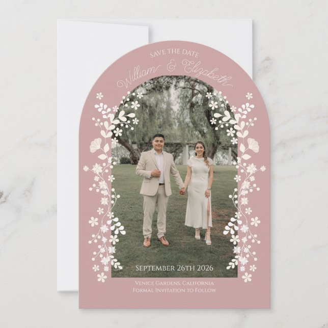 Romantischer Staubrosen-Blumenbogen Save-the-Date- Einladung (Vorderseite)