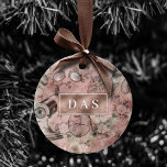 Romantischer Steampunk | Vintag Ephemera Monogram Keramik Ornament<br><div class="desc">90er Grunge, ganz erwachsen! Feminine, ausgeklügelte Steampunk-Shabby Chic aus der Viktorianischen Zeit mit dystopischen Zahnradgetrieben, Fahrrad, Schädel, Eule, Teleskop und vielem mehr auf einem sanften romantischen, tausendjährigen rosa Grunge Hintergrund. Dieses Vintage abstrakte Design der 90er Jahre zeichnet sich durch eine wunderschöne Farbpalette aus, die einen perfekten Pop verleiht. Für Anpassungen...</div>
