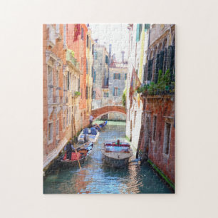 Romantischer Venedig-Kanal mit Brücke & Schiff, I